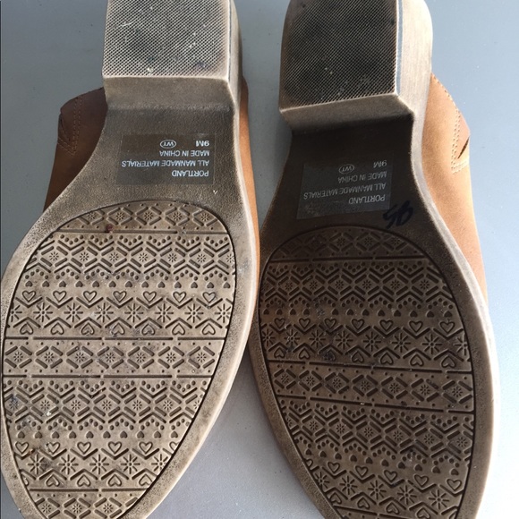 Slip on shoe with heal - Picture 3 of 3